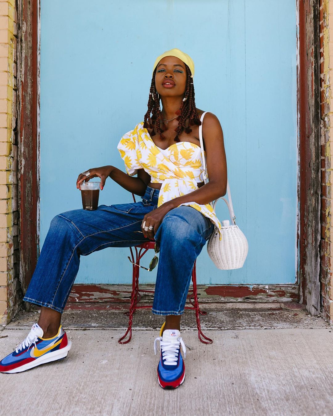 O poder do monocromático com tênis vibrantes