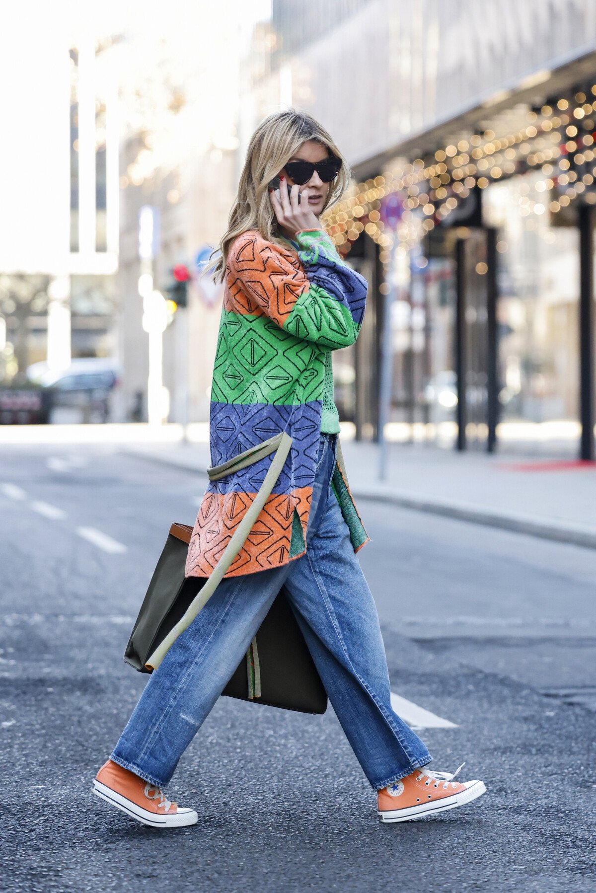 Como combinar tênis colorido com jeans