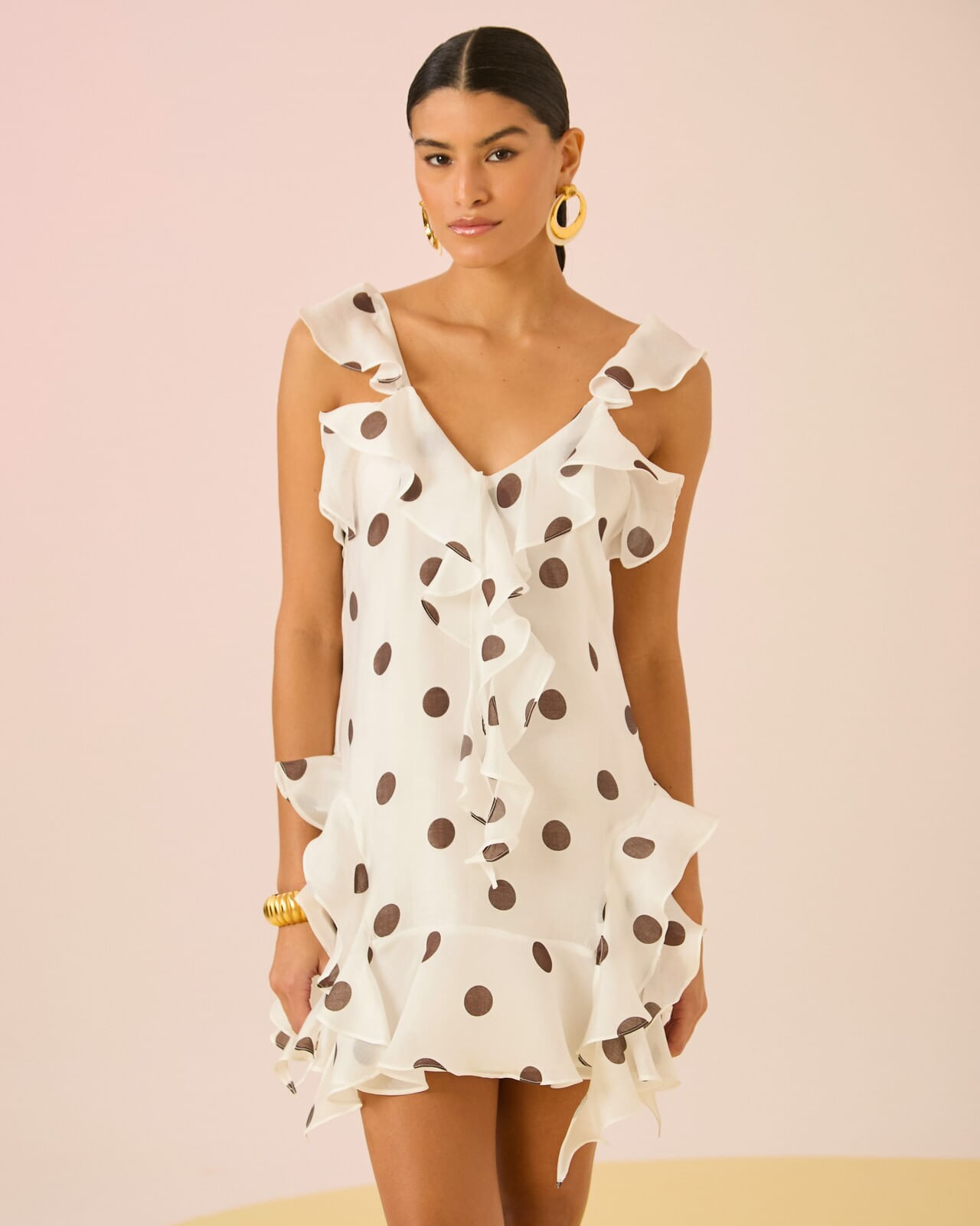 Do Casual ao Chique: 7 Maneiras de Usar o Vestido de Bolinhas