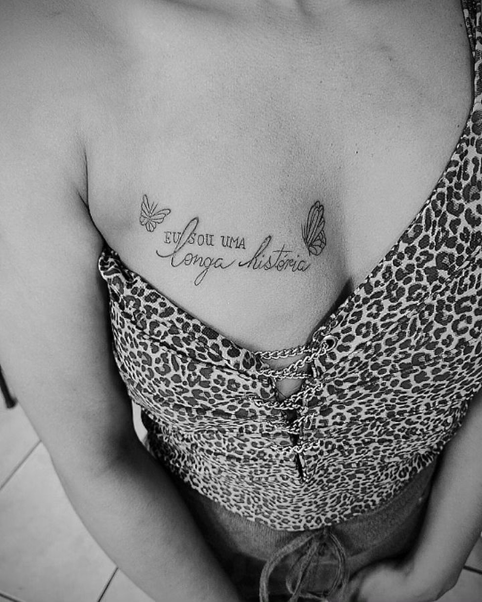 ideias tatuagem peito feminina delicada fotos