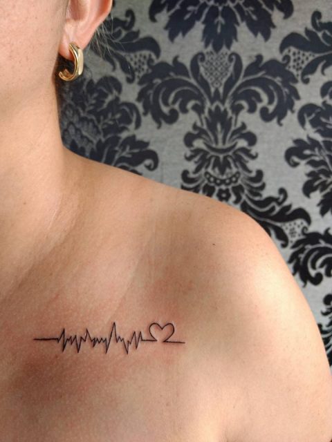 tatuagem peito feminina delicada borboleta pequena