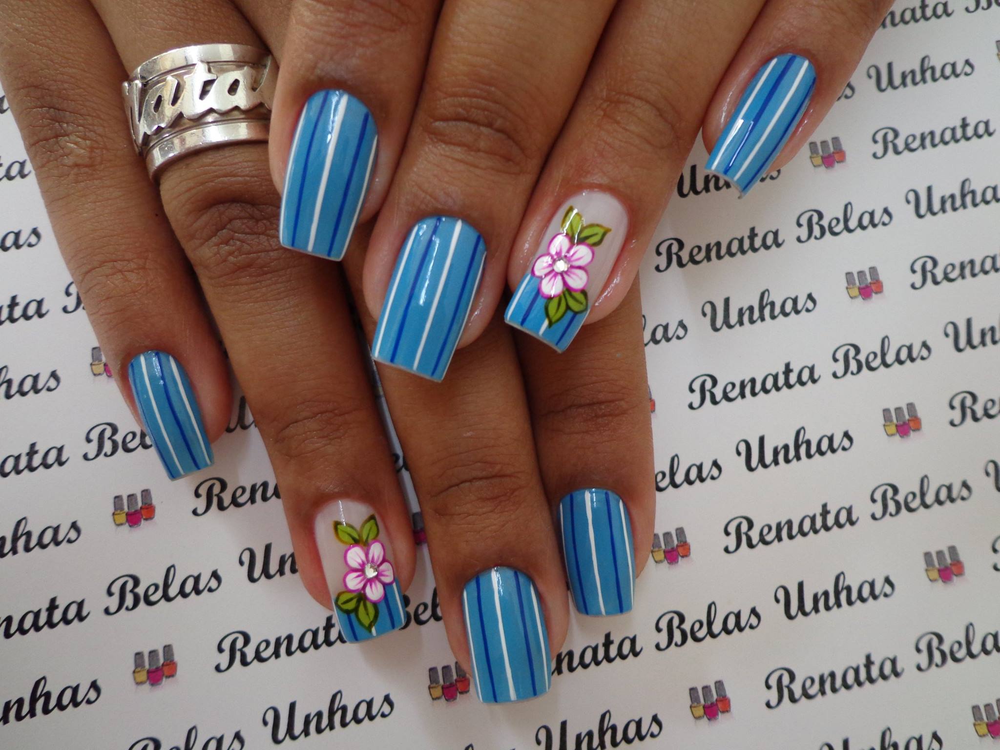 como evitar unhas azuis decoradas borradas