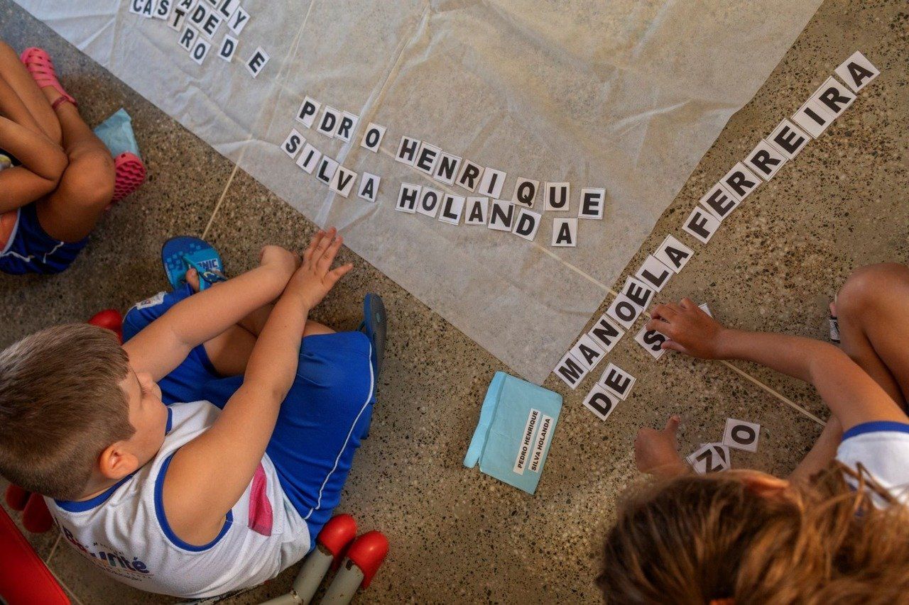 meninos com a letra a