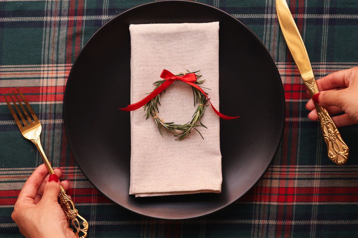 mesa posta natal com pinhas