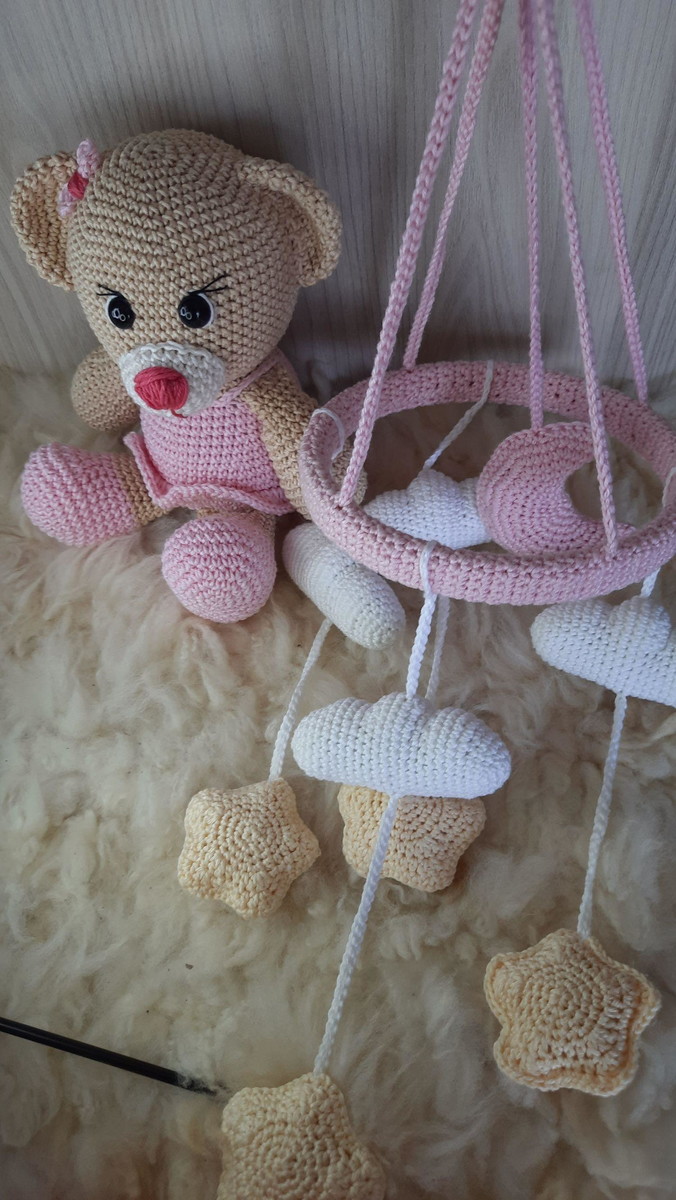 móbile de berço de amigurumi