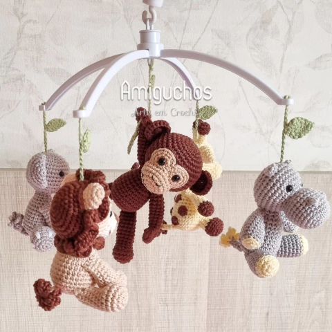 móbile de berço de amigurumi