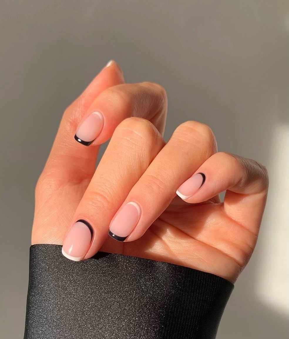 unhas decoradas minimalistas vs. unhas com pedrarias