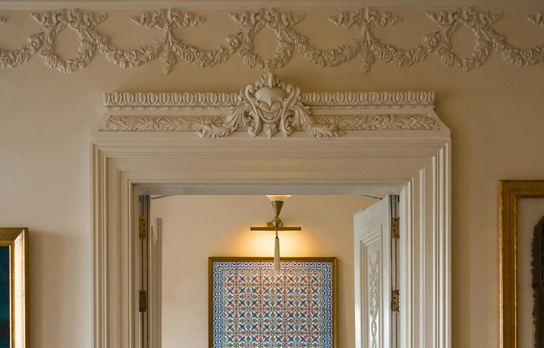 1. Como escolher a moldura perfeita para sua decoração. 2. DIY: Transforme suas paredes com molduras autocolantes. 3. Boiserie: O guia completo para criar painéis elegantes. 4. Molduras para quadros: Tendências de materiais e estilos para 2025. 5. Onde encontrar molduras de qualidade com bom custo-benefício.