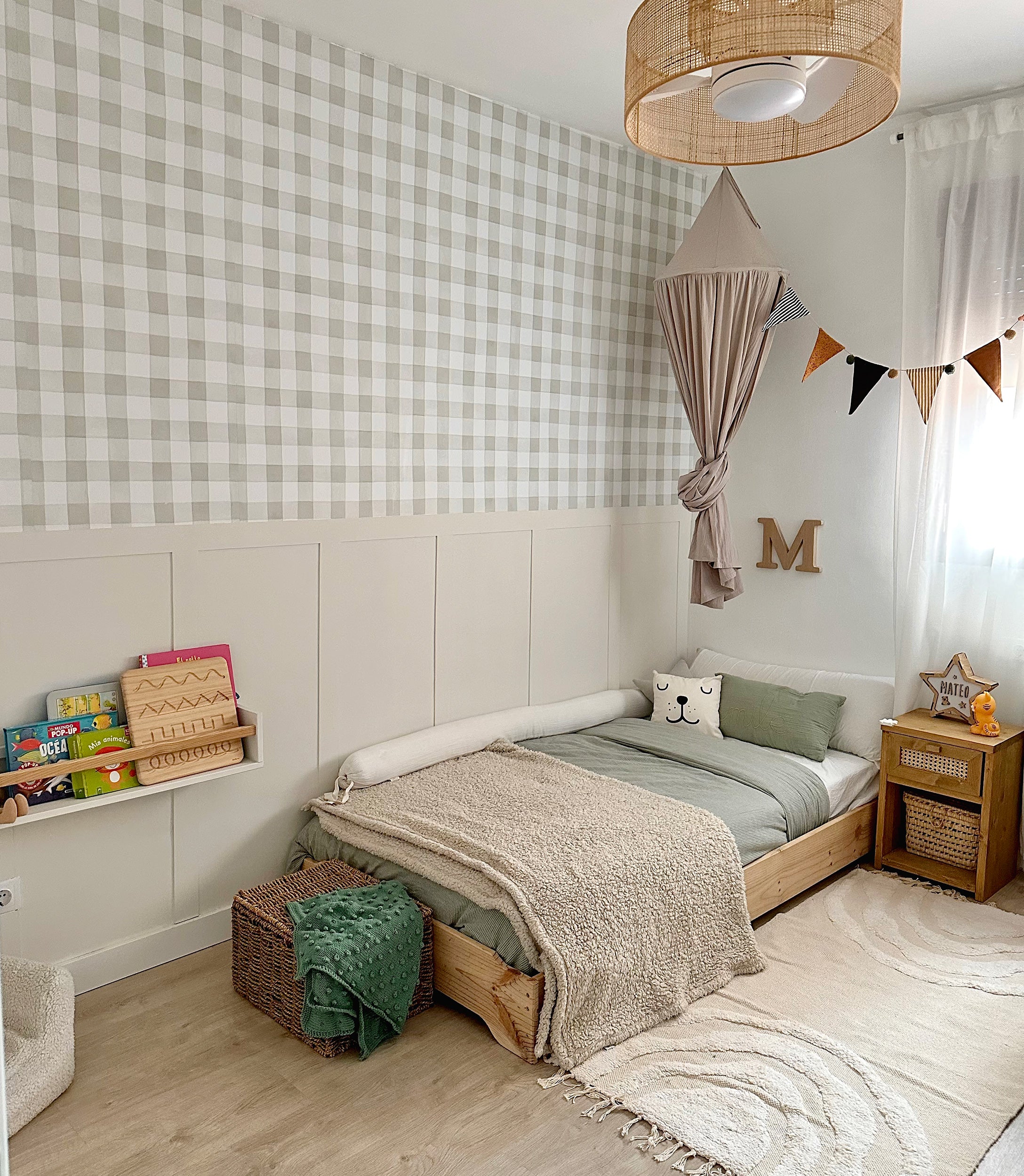 1. Como escolher a moldura perfeita para sua decoração. 2. DIY: Transforme suas paredes com molduras autocolantes. 3. Boiserie: O guia completo para criar painéis elegantes. 4. Molduras para quadros: Tendências de materiais e estilos para 2025. 5. Onde encontrar molduras de qualidade com bom custo-benefício.