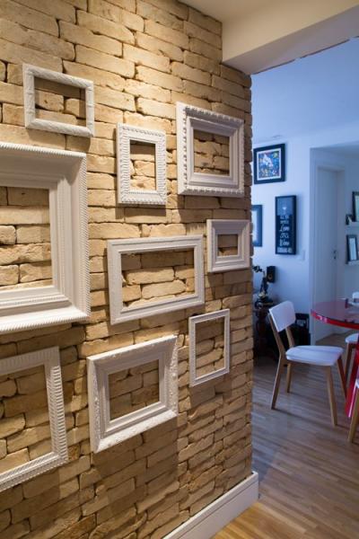 1. Como escolher a moldura perfeita para sua decoração. 2. DIY: Transforme suas paredes com molduras autocolantes. 3. Boiserie: O guia completo para criar painéis elegantes. 4. Molduras para quadros: Tendências de materiais e estilos para 2025. 5. Onde encontrar molduras de qualidade com bom custo-benefício.