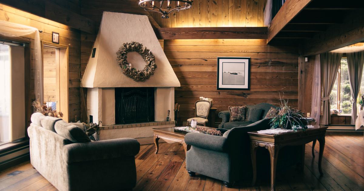 moveis ao redor da lareira