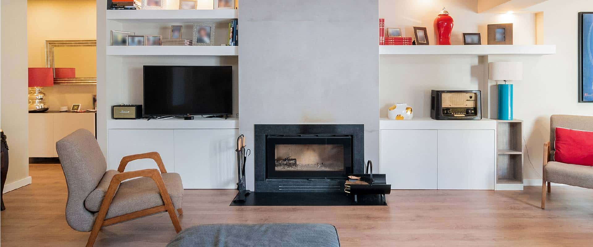 moveis ao redor da lareira