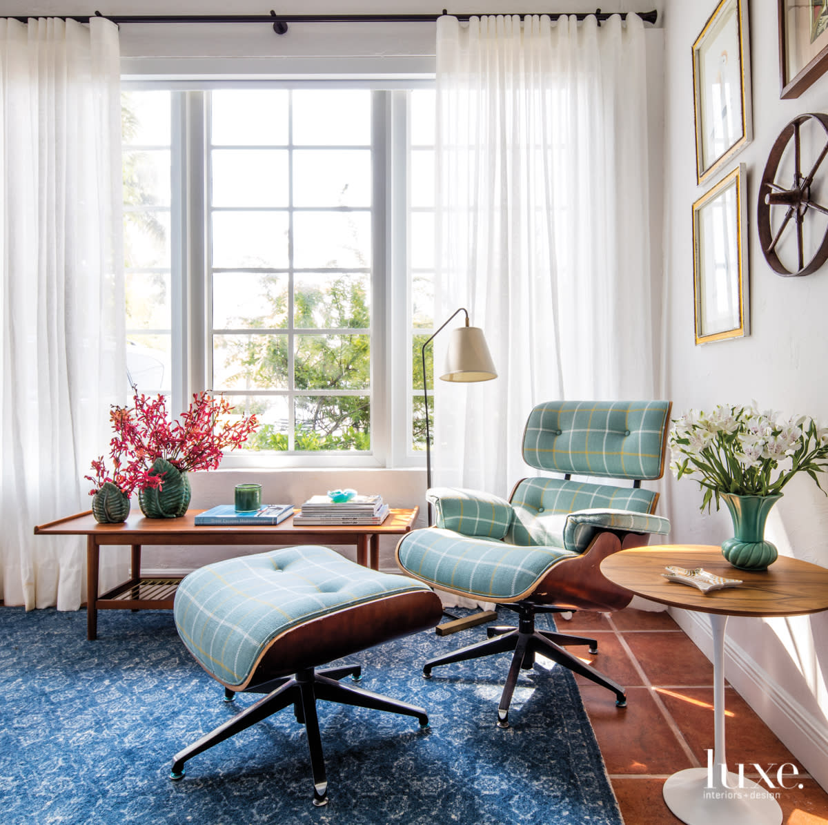 Decoração com Poltrona Eames: Armazenamento e Acessórios essenciais