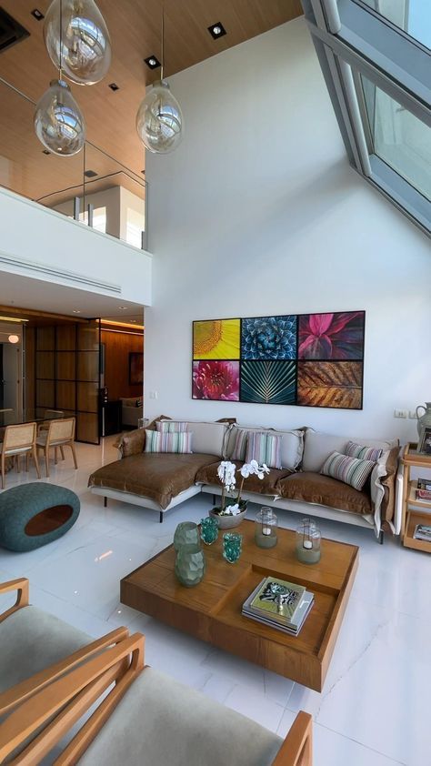 5 ideias de títulos:
1. Pé-Direito Duplo: O Guia Completo para Transformar Seu Espaço
2. Os Segredos da Decoração em Ambientes com Pé-Direito Duplo
3. Pé-Direito Duplo: Vale a Pena o Investimento? Vantagens e Desvantagens
4. Como Resolver os Desafios de Acústica e Climatização em Pé-Direito Duplo
5. Pé-Direito Duplo na Prática: Exemplos Inspiradores e Dicas de Projeto