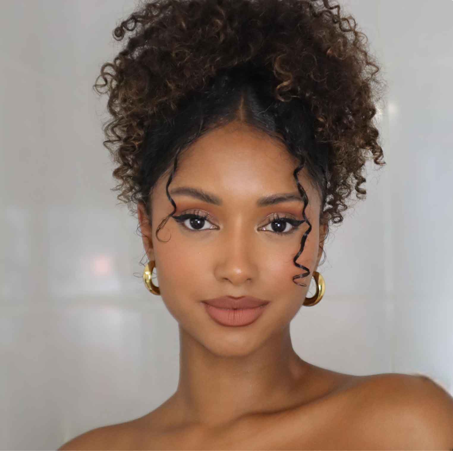penteado rápido para cabelo cacheado com trança lateral