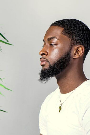 5 ideias de títulos para posts sobre cabelo cacheado masculino:
1.  Cortes de Cabelo Cacheado Masculino: Tendências e Estilos para 2025
2.  Como Finalizar Cabelo Cacheado Masculino: Dicas e Produtos Essenciais
3.  Do Fade ao Coque Samurai: Os Penteados Cacheado Masculino Mais Populares
4.  Guia Completo: Cuidados e Definição para Cabelo Cacheado Masculino
5.  Volume e Textura: Valorizando o Cabelo Cacheado Masculino com os Cortes Certos