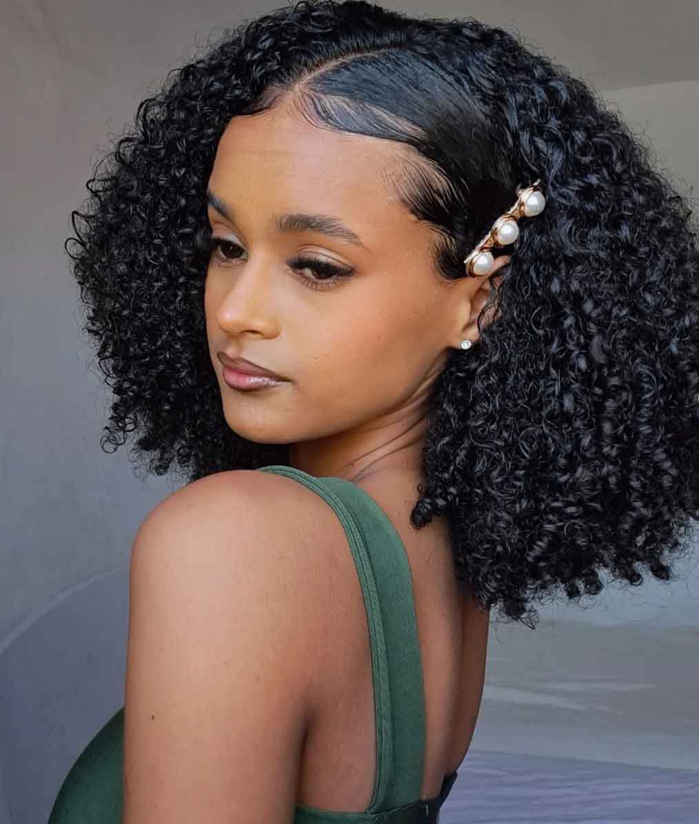 5 ideias de títulos para posts sobre cabelo cacheado masculino:
1.  Cortes de Cabelo Cacheado Masculino: Tendências e Estilos para 2025
2.  Como Finalizar Cabelo Cacheado Masculino: Dicas e Produtos Essenciais
3.  Do Fade ao Coque Samurai: Os Penteados Cacheado Masculino Mais Populares
4.  Guia Completo: Cuidados e Definição para Cabelo Cacheado Masculino
5.  Volume e Textura: Valorizando o Cabelo Cacheado Masculino com os Cortes Certos