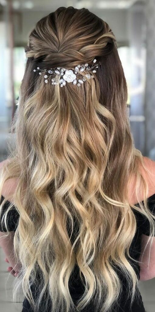 Penteado semi preso romântico com cachos