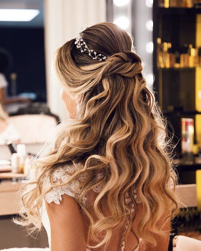 Penteado semi preso para afinar o rosto