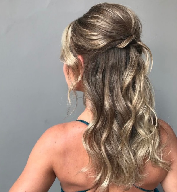 Penteado semi preso com trança embutida nas laterais