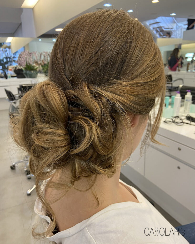 Penteado semi preso romântico com cachos