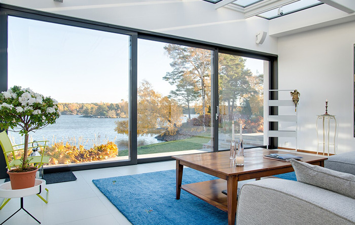 Privacidade vs. Integração: Entenda os Tipos de Vidro para Portas de Correr