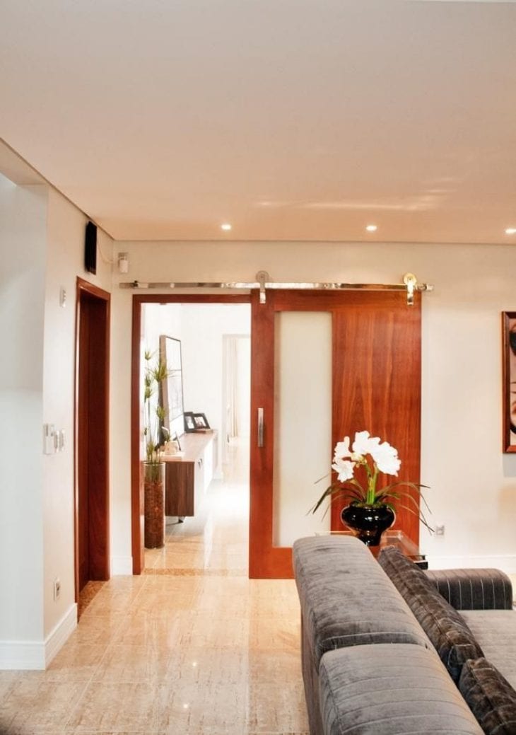 Instalação de Portas de Correr: Sobreposta, Embutida ou com Moldura?