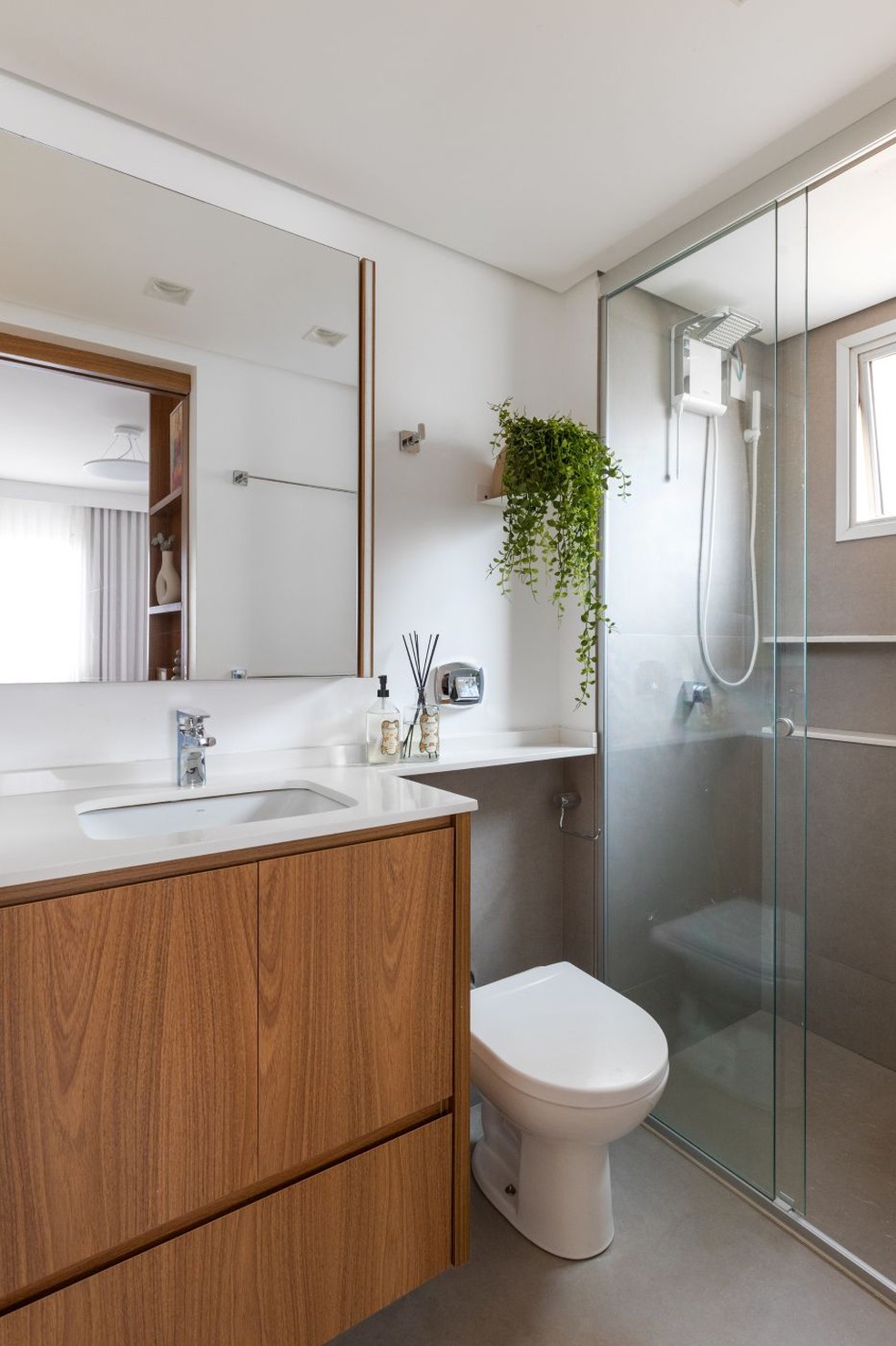 prateleira acima do vaso sanitario