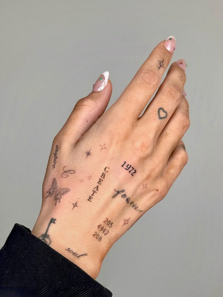 preco medio tatuagem feminina mao minimalista