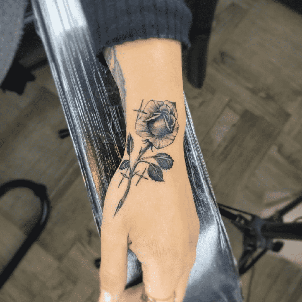 ideias tatuagem feminina mao minimalista delicada