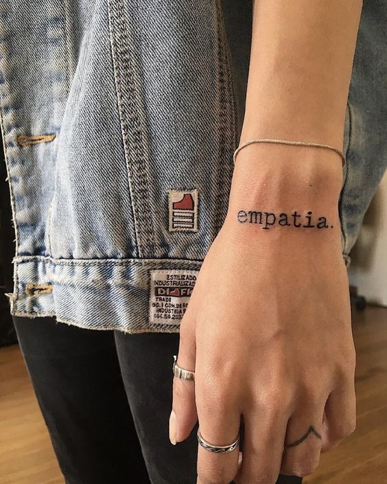 ideias tatuagem feminina mao minimalista delicada