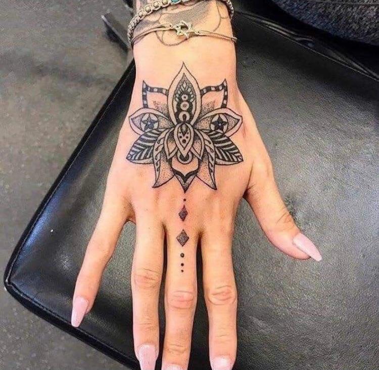 riscos tatuagem mao feminina minimalista cuidados