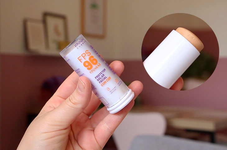 Protetor solar em bastão com cor resenha