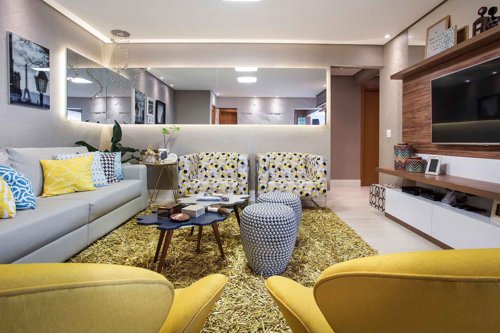 como usar um puff redondo de veludo na decoração