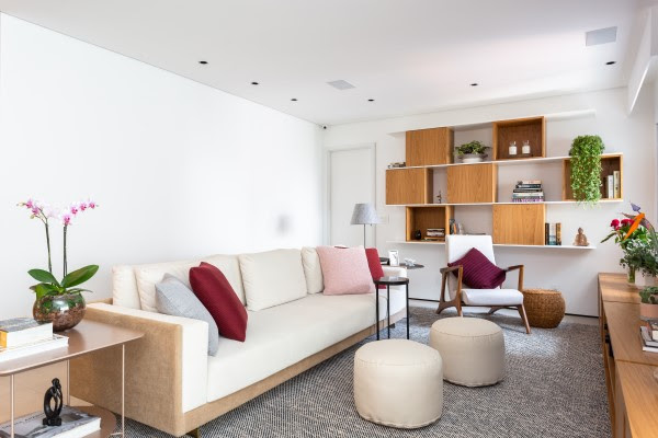 inspiração de decoração com puffs coloridos para sala