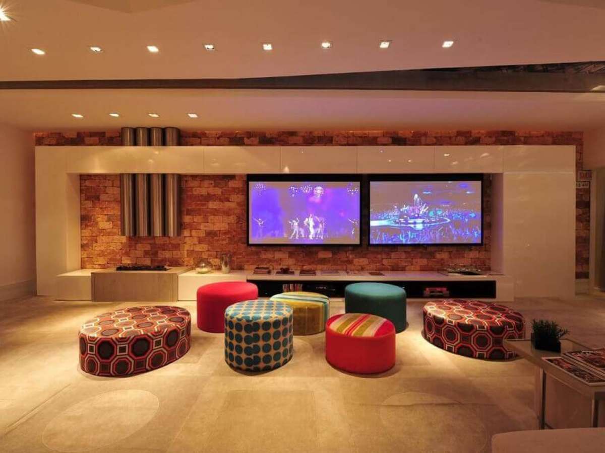 inspiração de decoração com puffs coloridos para sala