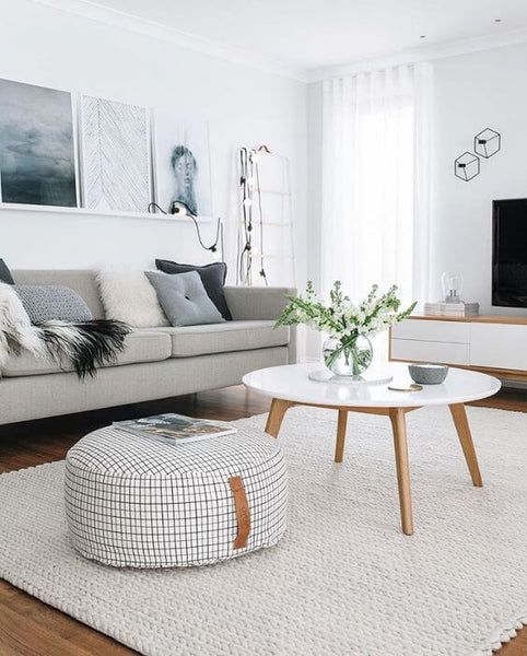 inspiração de decoração com puffs coloridos para sala