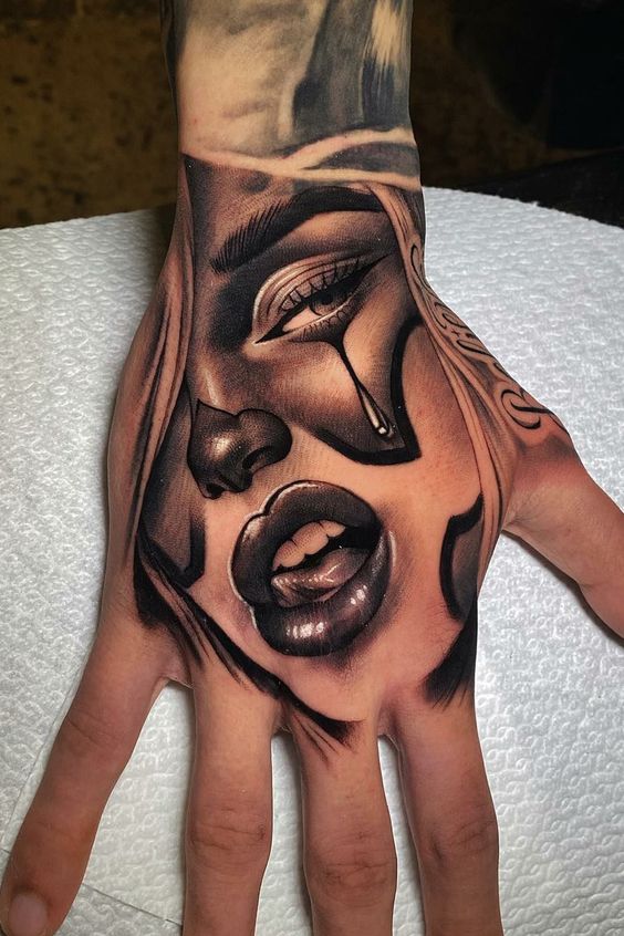 ideias de tatuagem delicada na mao feminina