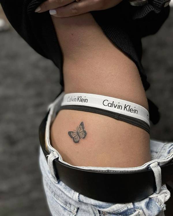 ideias de tatuagem pequena na bunda feminina