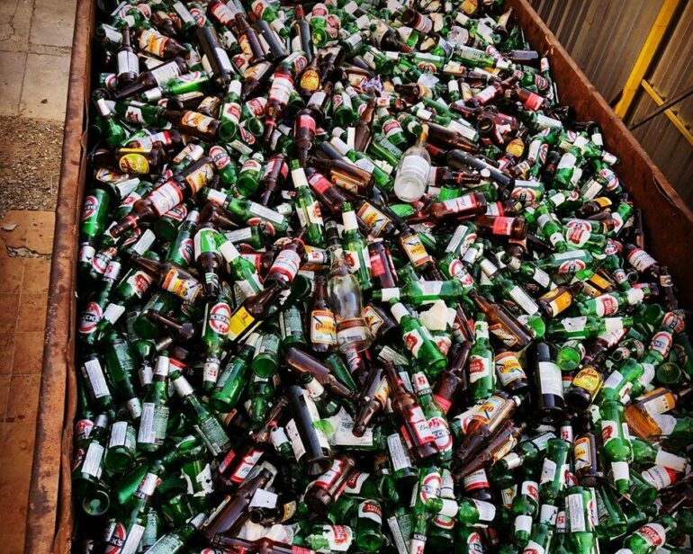 Decoração de festas com garrafas de vidro personalizadas