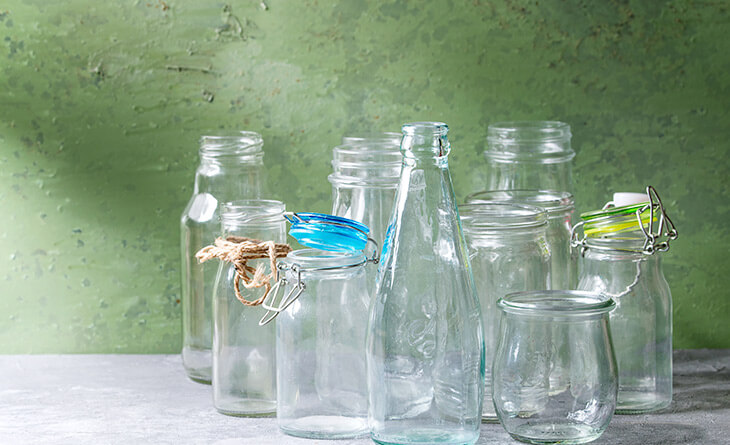 Como transformar garrafas de vidro em vasos autoirrigáveis