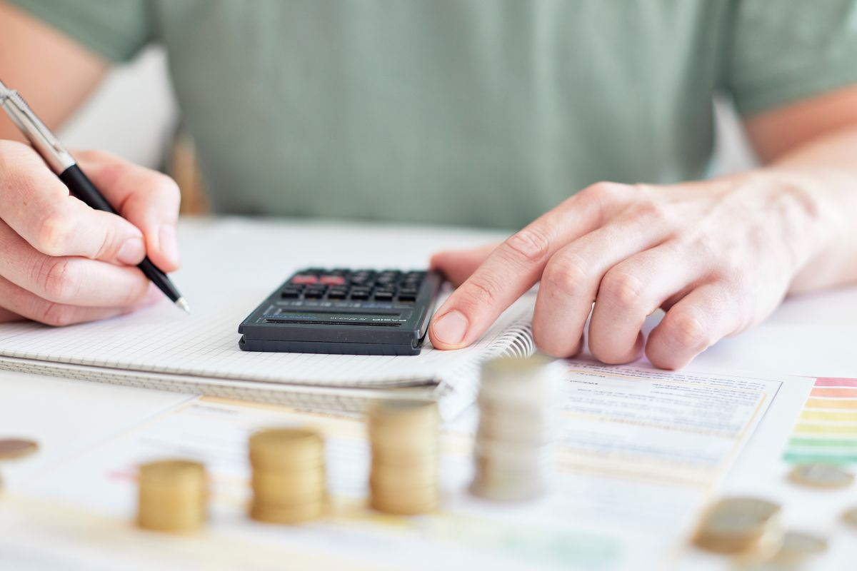 5 ideias de títulos:
1. Guia Completo: Como Reduzir Sua Conta de Gás em Casa
2. Manutenção Essencial: Evite Vazamentos e Economize Gás
3. Cozinha Inteligente: Dicas Práticas para Economizar Gás Diariamente
4. Auxílio Gás: Quem Tem Direito e Como Solicitar?
5. Gás de Botijão vs. Gás Encanado: Qual Opção é Mais Econômica?