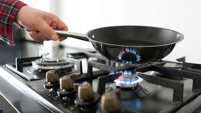 5 ideias de títulos:
1. Guia Completo: Como Reduzir Sua Conta de Gás em Casa
2. Manutenção Essencial: Evite Vazamentos e Economize Gás
3. Cozinha Inteligente: Dicas Práticas para Economizar Gás Diariamente
4. Auxílio Gás: Quem Tem Direito e Como Solicitar?
5. Gás de Botijão vs. Gás Encanado: Qual Opção é Mais Econômica?