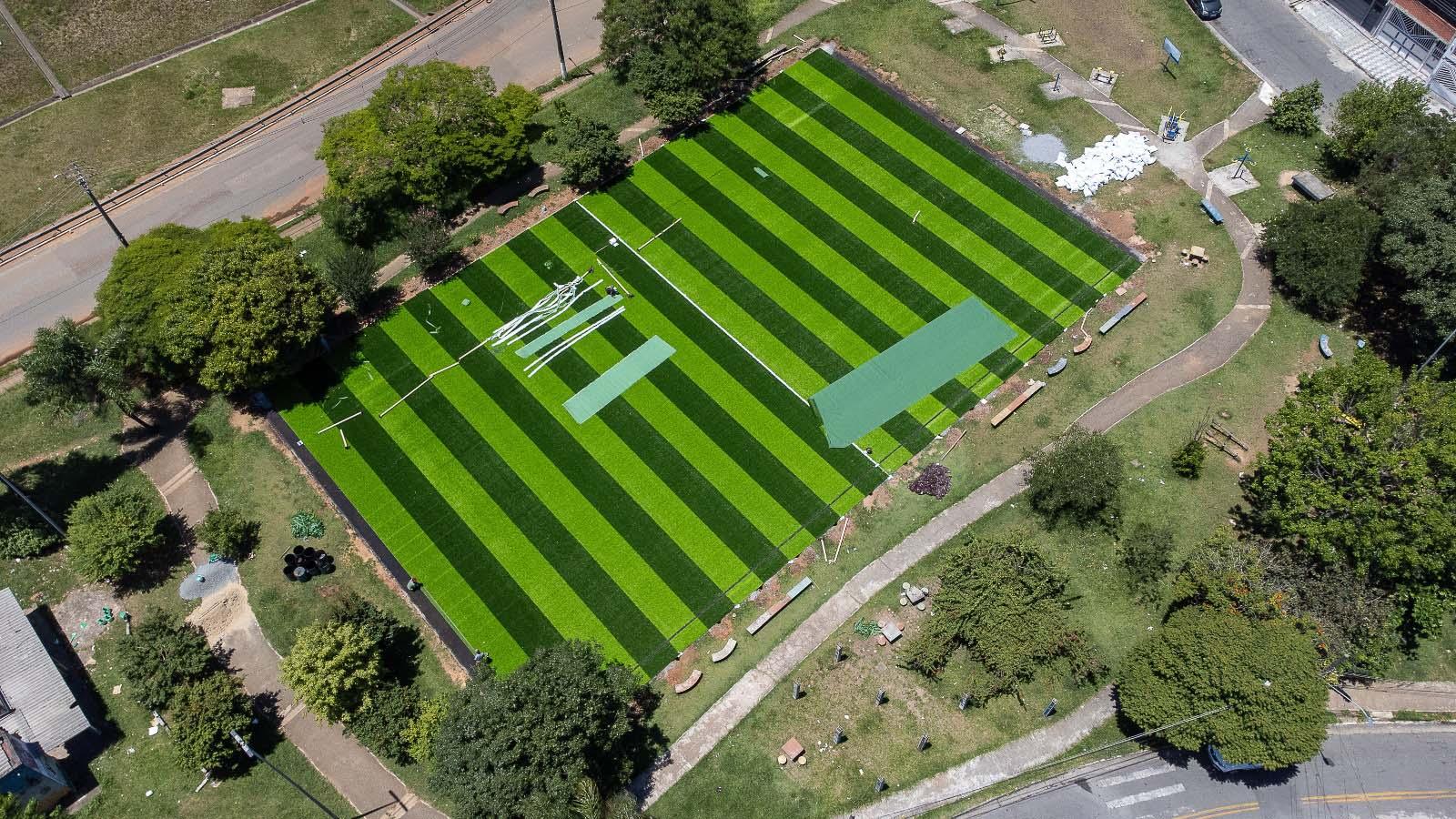 Como escolher entre grama natural e sintética para o seu campo de futebol