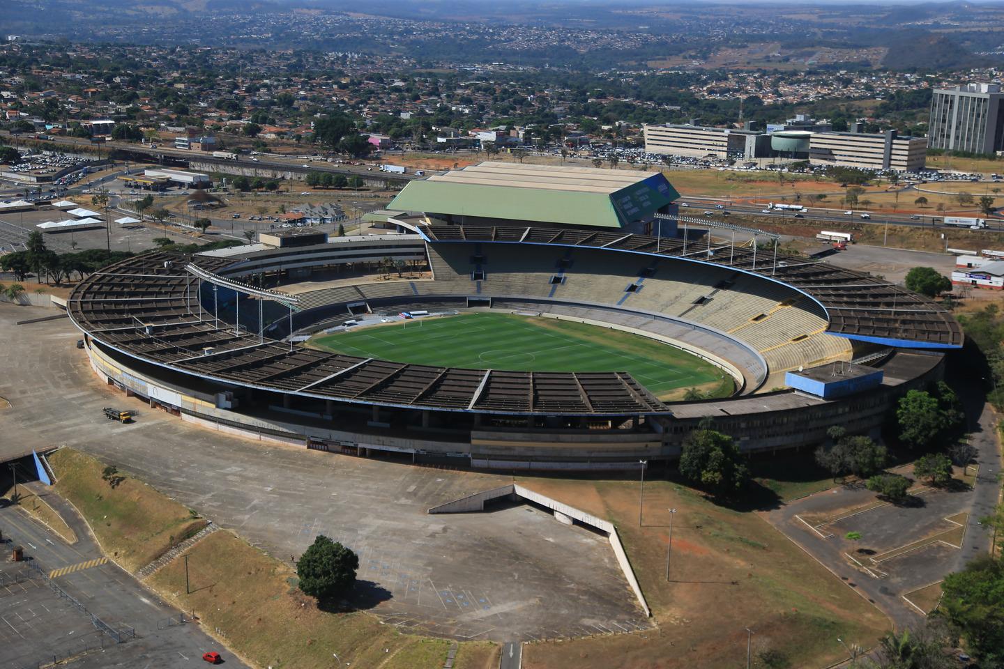 Manutenção de campos de futebol: dicas essenciais para gramados naturais e sintéticos