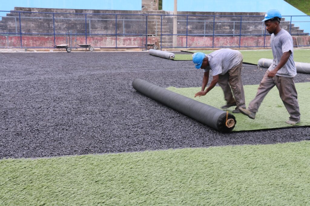 Manutenção de campos de futebol: dicas essenciais para gramados naturais e sintéticos