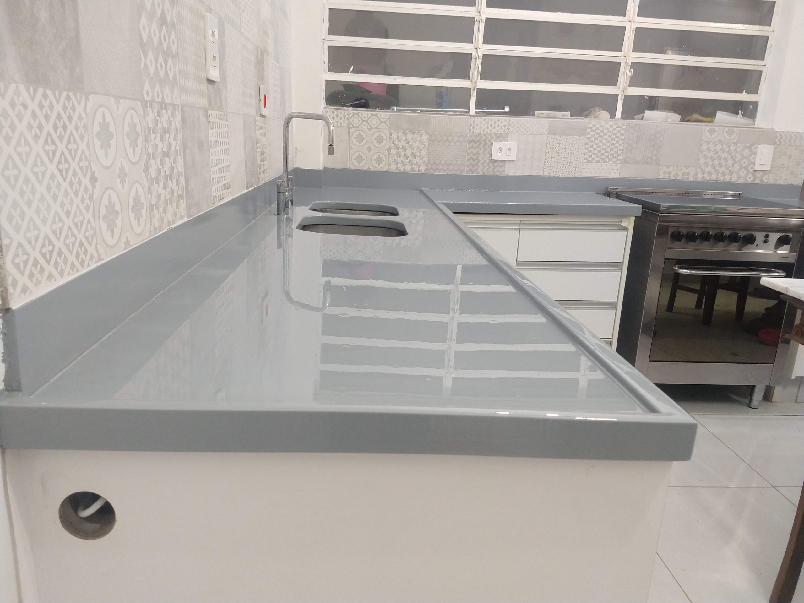 Tinta epóxi em bancadas de cozinha: vale a pena?