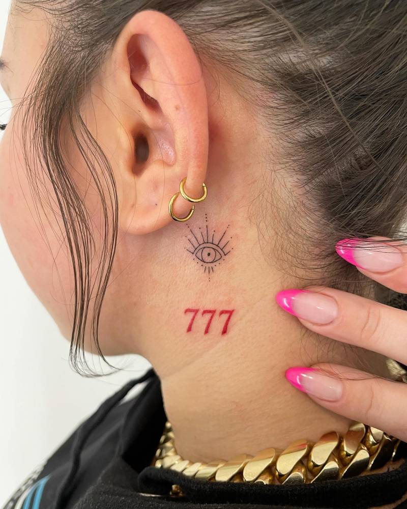 significado tatuagem 777 no pescoço