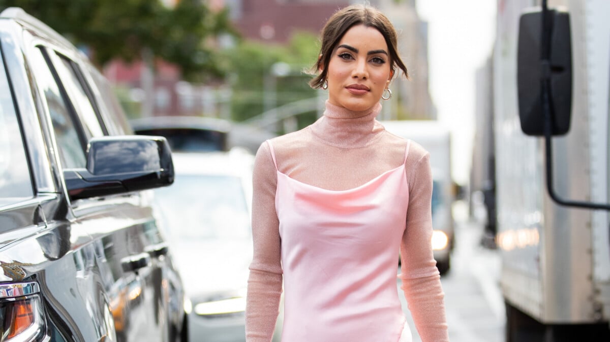 5 maneiras de usar vestido com camisa: Guia Completo; Vestido com Camisa: A Combinação Perfeita para Todas as Estações; 3 Truques de Estilo para Usar Vestido com Camisa; Como Transformar seu Guarda-Roupa com a Tendência Vestido + Camisa; Dicas Essenciais: Vestido com Camisa para um Look Moderno e Chique