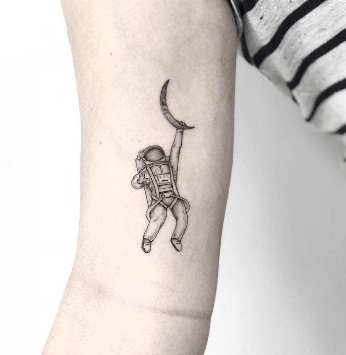 5 ideias de títulos para posts sobre tatuagem de astronauta:
1. Tatuagem de Astronauta: Desvendando os Significados Cósmicos
2. Do Espaço para a Pele: A Jornada da Tatuagem de Astronauta
3. Astronauta na Pele: Símbolos de Liberdade e Exploração
4. Tatuagem de Astronauta: Inspirações e Estilos para sua Arte
5. O Universo na Pele: O Que Significa uma Tatuagem de Astronauta?